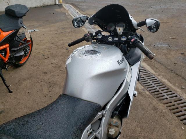 JKAZX4J196A061894 - 2006 KAWASAKI ZX600 J1 SILVER photo 5