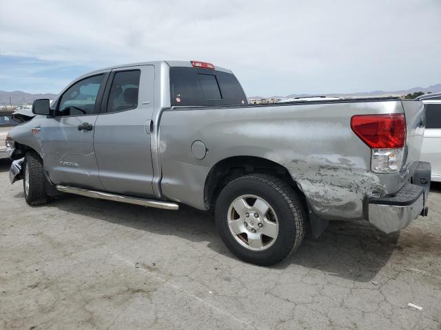 5TFRY5F15AX087996 - 2010 TOYOTA TUNDRA DOUBLE CAB SR5 SILVER photo 2