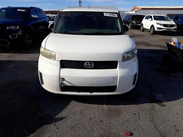 JTLKE50E091065333 - 2009 TOYOTA SCION XB WHITE photo 5