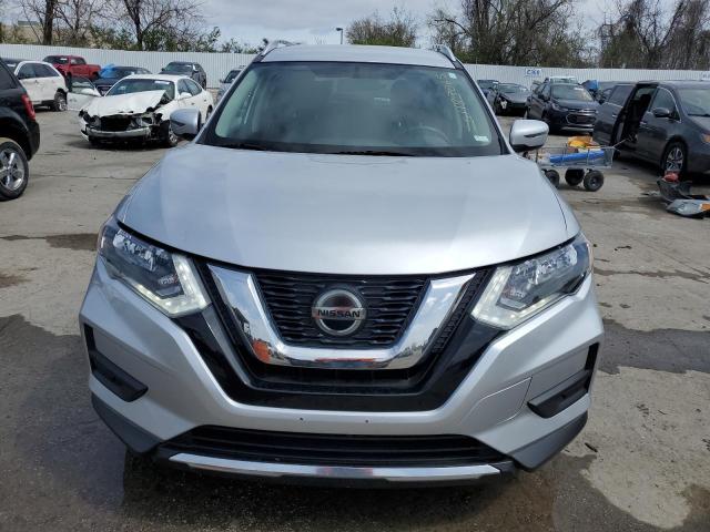 KNMAT2MT6JP537279 - 2018 NISSAN ROGUE S ვერცხლისფერი ფოტო 5