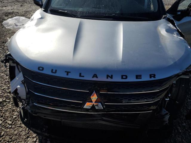 JA4J4TA80NZ046696 - 2022 MITSUBISHI OUTLANDER ES SILVER photo 12