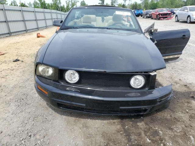 1ZVFT84N855215932 - 2005 FORD MUSTANG BLACK photo 5