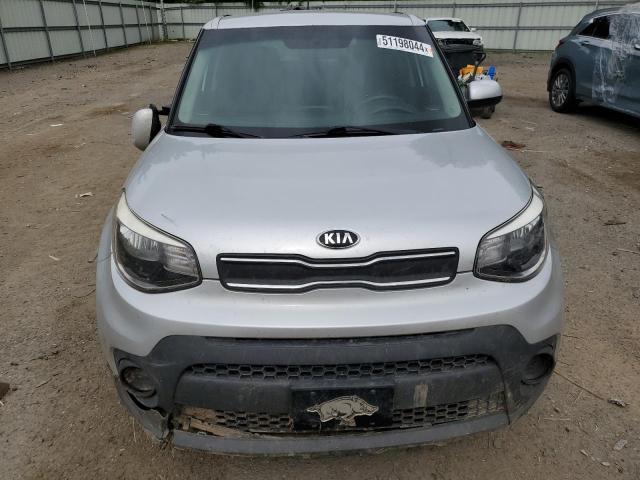 KNDJN2A21J7605557 - 2018 KIA SOUL SILVER photo 5