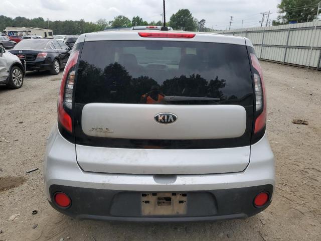 KNDJN2A21J7605557 - 2018 KIA SOUL SILVER photo 6