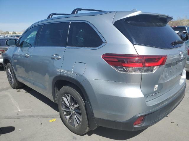 5TDJZRFH0JS808844 - 2018 TOYOTA HIGHLANDER SE SILVER photo 2