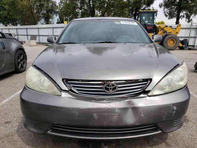 4T1BF32K25U596215 - 2005 TOYOTA CAMRY LE GRAY photo 5