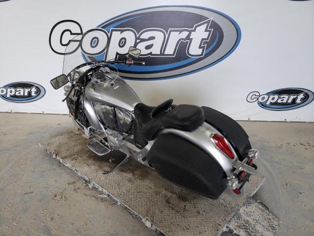 JH2SC6674DK300472 - 2013 HONDA VT1300 CT SILVER photo 3