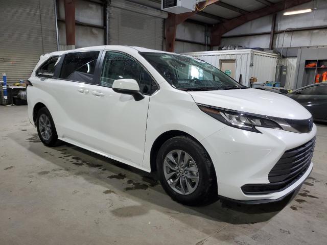 5TDKRKEC6NS084133 - 2022 TOYOTA SIENNA LE WHITE photo 4