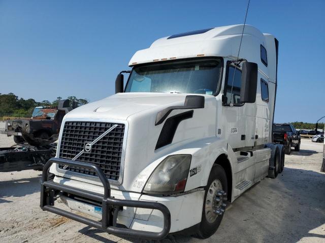 4V4NC9EH2FN187533 - 2015 VOLVO VN VNL WHITE photo 2