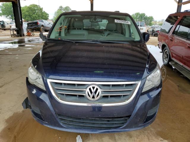 2C4RVABG9DR725651 - 2013 VOLKSWAGEN ROUTAN SE BLUE photo 5