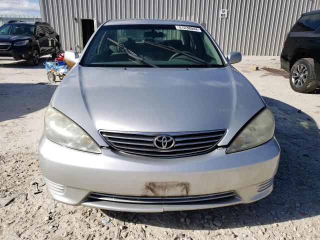 4T1BE32K95U001279 - 2005 TOYOTA CAMRY LE SILVER photo 5