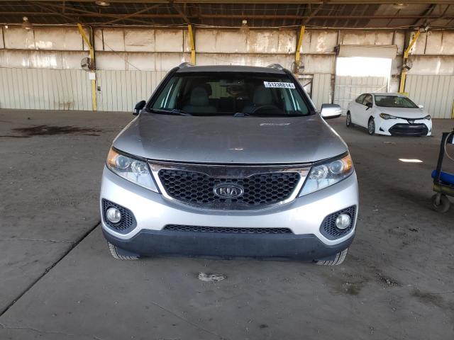 5XYKT3A69CG268399 - 2012 KIA SORENTO BASE SILVER photo 5