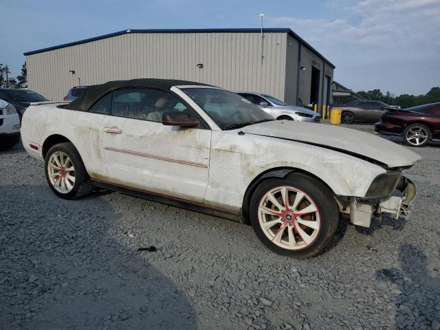 1ZVFT84N075293804 - 2007 FORD MUSTANG WHITE photo 4