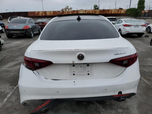 ZARFAEBN0J7597937 - 2018 ALFA ROMEO GIULIA WHITE photo 6