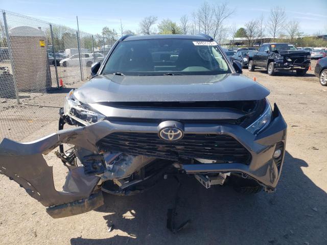 4T3RWRFV0MU038388 - 2021 TOYOTA RAV4 XLE GRAY photo 5