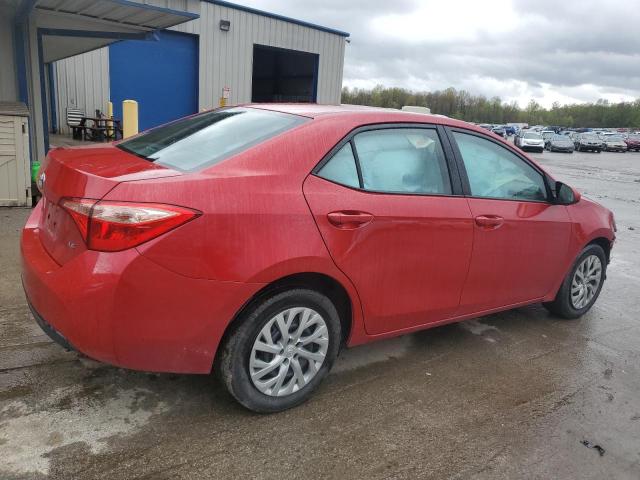 2T1BURHE6JC014851 - 2018 TOYOTA COROLLA L RED photo 3
