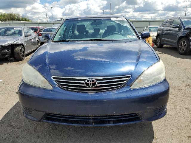 4T1BE30K65U017457 - 2005 TOYOTA CAMRY LE BLUE photo 5