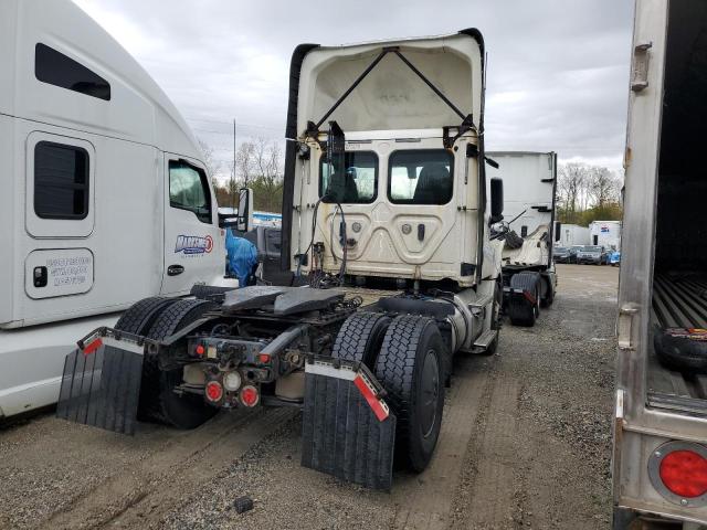 3AKBHLDR6KSLH4361 - 2019 FREIGHTLINER CASCADIA 1 WHITE photo 4