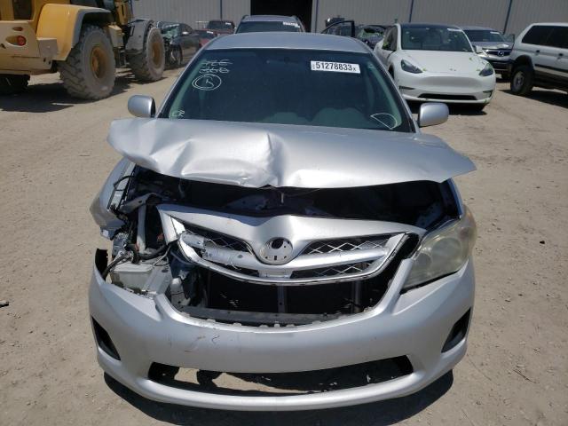 2T1BU4EE8DC125980 - 2013 TOYOTA COROLLA BASE SILVER photo 5