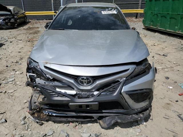 4T1G11AK6RU208211 - 2024 TOYOTA CAMRY SE NIGHT SHADE SILVER photo 5