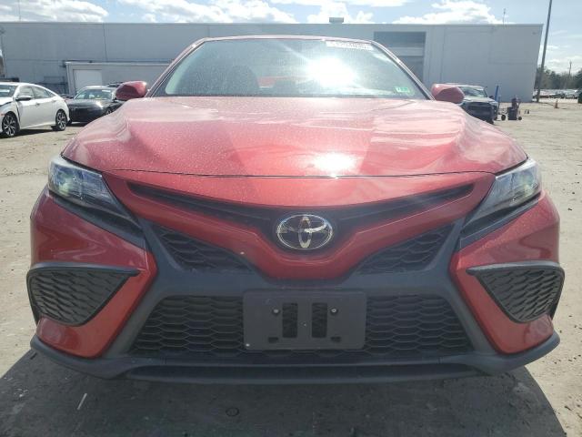 4T1T11AK6RU242230 - 2024 TOYOTA CAMRY SE NIGHT SHADE RED photo 5