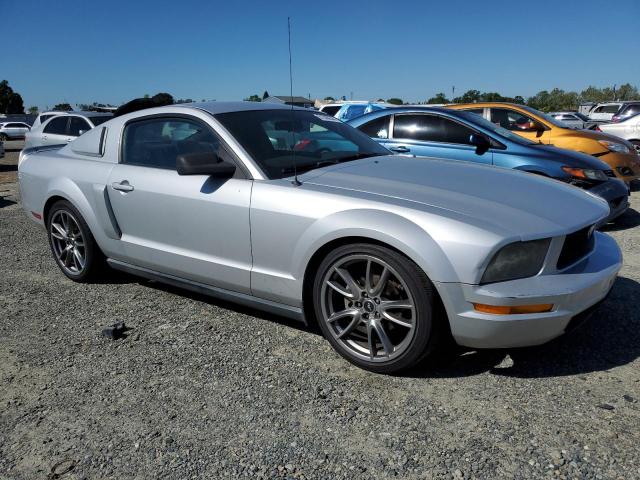 1ZVFT80N365178263 - 2006 FORD MUSTANG SILVER photo 4
