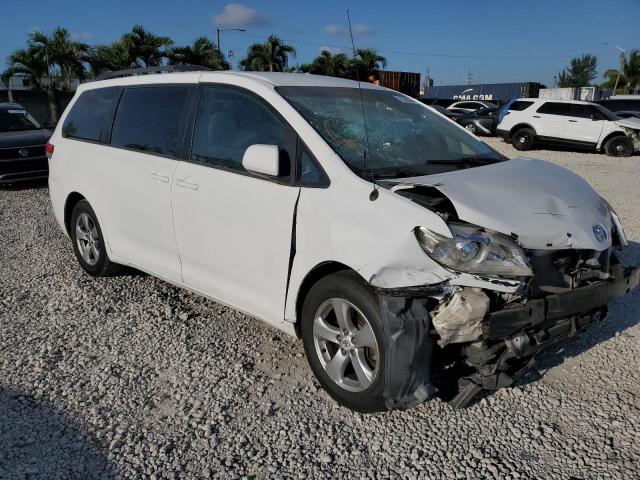 5TDKK3DC0DS357142 - 2013 TOYOTA SIENNA LE WHITE photo 4