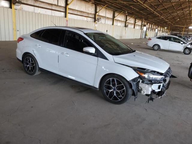 1FADP3H24HL287394 - 2017 FORD FOCUS SEL WHITE photo 4