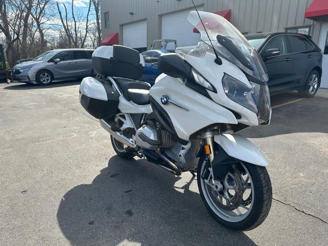 WB10A1304HZ431394 - 2017 BMW R1200 RT WHITE photo 1