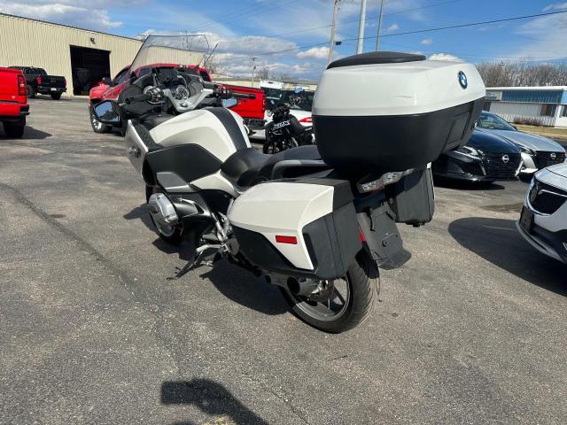 WB10A1304HZ431394 - 2017 BMW R1200 RT WHITE photo 3