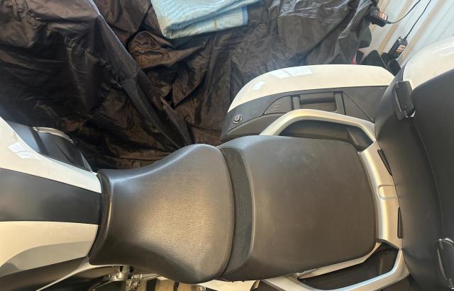 WB10A1304HZ431394 - 2017 BMW R1200 RT WHITE photo 5