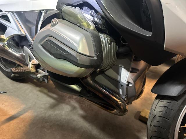 WB10A1304HZ431394 - 2017 BMW R1200 RT WHITE photo 7