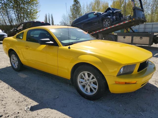 1ZVFT80NX55161944 - 2005 FORD MUSTANG YELLOW photo 4