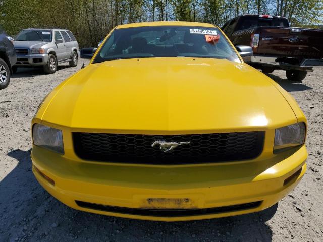 1ZVFT80NX55161944 - 2005 FORD MUSTANG YELLOW photo 5