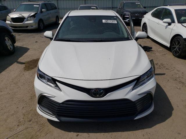 4T1C11AK9NU682159 - 2022 TOYOTA CAMRY LE WHITE photo 5