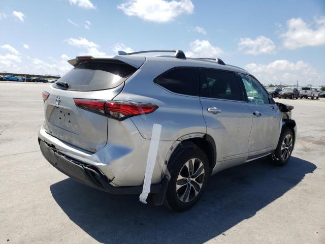5TDGZRAH5NS124086 - 2022 TOYOTA HIGHLANDER XLE SILVER photo 3
