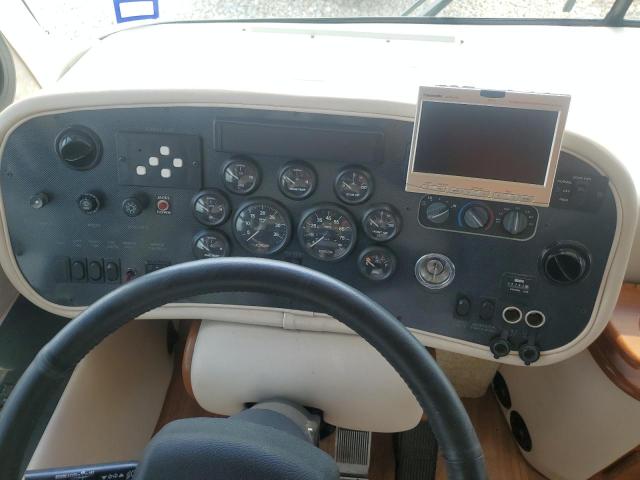 4UZAAKA812CK21640 - 2002 FREIGHTLINER CHASSIS VCL TAN photo 8