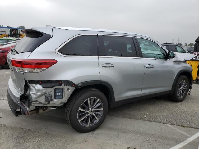 5TDKZRFH1KS566765 - 2019 TOYOTA HIGHLANDER SE SILVER photo 3