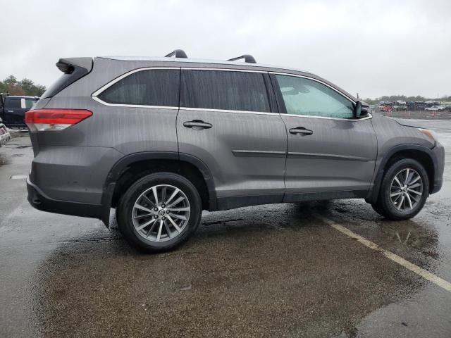 5TDJZRFH0KS708275 - 2019 TOYOTA HIGHLANDER SE GRAY photo 3