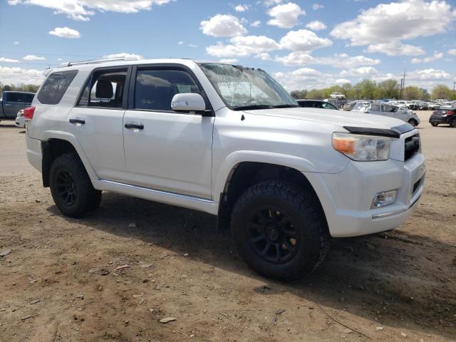 JTEBU5JR8D5134766 - 2013 TOYOTA 4RUNNER SR5 WHITE photo 4