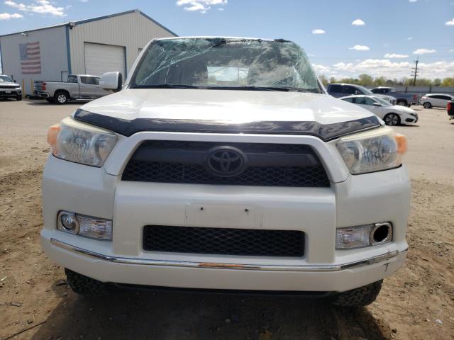 JTEBU5JR8D5134766 - 2013 TOYOTA 4RUNNER SR5 WHITE photo 5