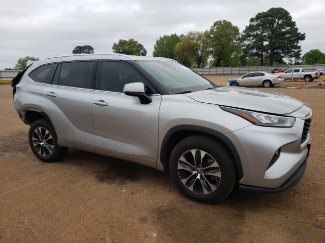 5TDGZRAHXLS000330 - 2020 TOYOTA HIGHLANDER XLE SILVER photo 4