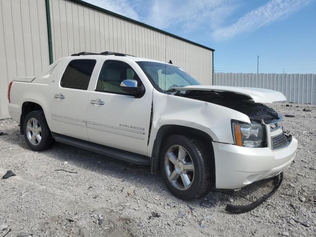 3GNMCGE07BG329228 - 2011 CHEVROLET AVALANCHE LTZ WHITE photo 4