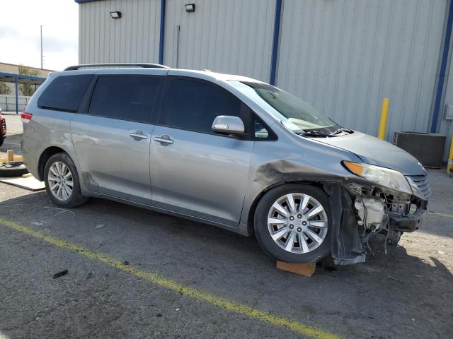 5TDYK3DC5DS305385 - 2013 TOYOTA SIENNA XLE Gümüş fotoğraf 4