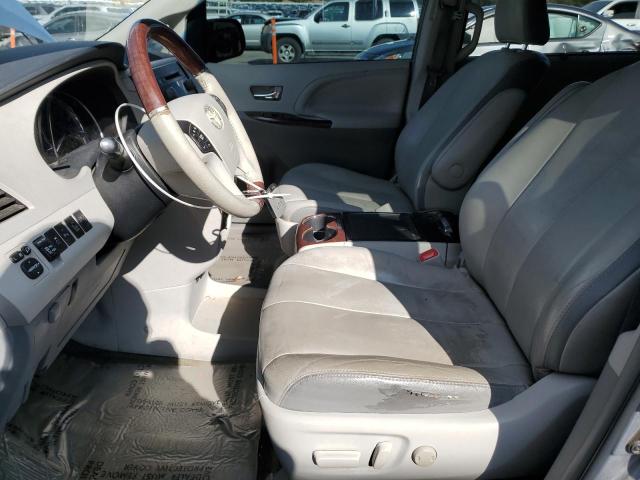 5TDYK3DC5DS305385 - 2013 TOYOTA SIENNA XLE Gümüş fotoğraf 7