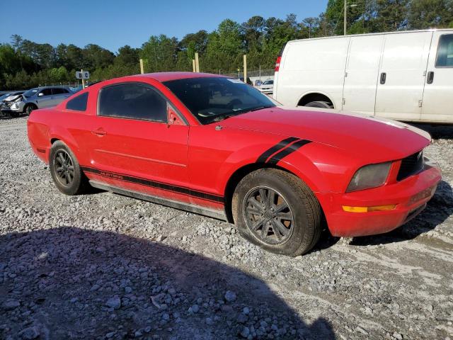1ZVFT80NX65156440 - 2006 FORD MUSTANG RED photo 4