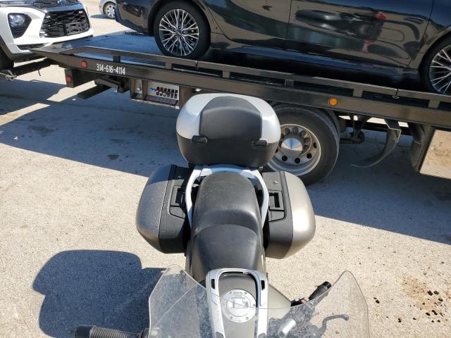 WB104400XAZW18254 - 2010 BMW R1200 RT GRAY photo 5