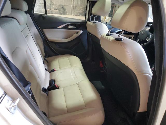 SJKCH5CR2JA050114 - 2018 INFINITI QX30 BASE Weiß Foto 10