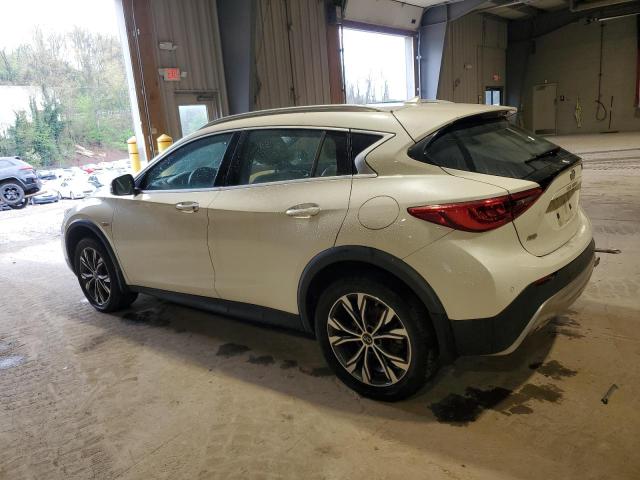 SJKCH5CR2JA050114 - 2018 INFINITI QX30 BASE Weiß Foto 2