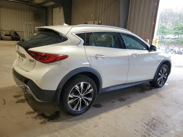 SJKCH5CR2JA050114 - 2018 INFINITI QX30 BASE Weiß Foto 3